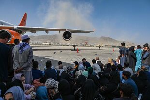 Ciudadanos afganos esperan salir del aeropuerto de Kabul después de un final asombrosamente rápido de la guerra de 20 años de Afganistán