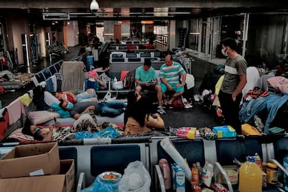 Ciudadanos colombianos varados permanecen en el aeropuerto internacional de Guarulhos, cerca de Sao Paulo