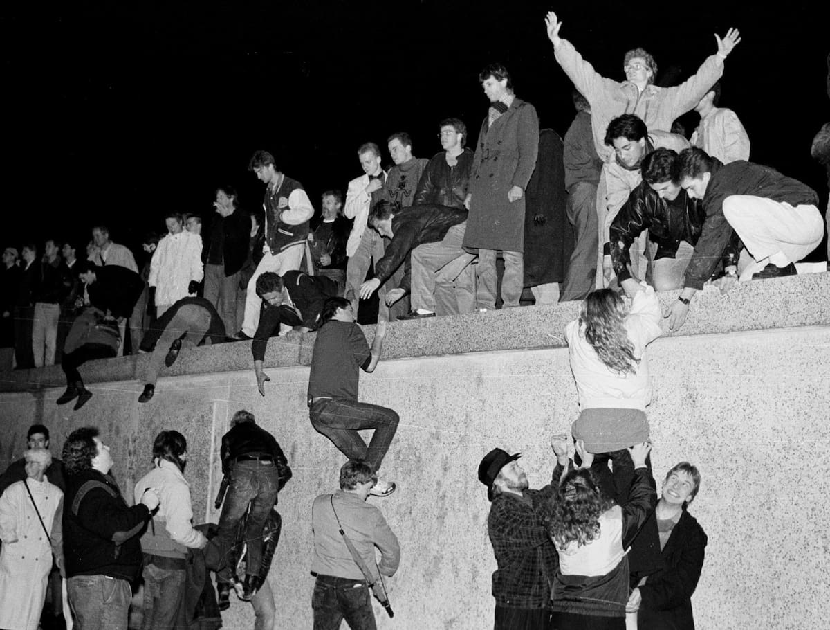 La Caída del Muro de Berlín: reflexiones a 35 años de la caída de una obra colosal que dividió a dos mundos - LA NACION