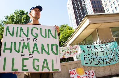 Ciudadanos de EE.UU. protestan en contra de la persecución a los migrantes