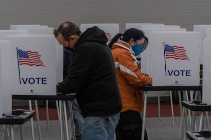 Ciudadanos de Flint, Michigan, votan en las elecciones presidenciales en Estados Unidos