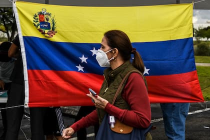 Ciudadanos venezolanos participan en la votación de la consulta popular, como parte de una protesta contra el presidente venezolano Nicolás Maduro promovida por el líder opositor venezolano Juan Guaidó, en Doral Central Park, en Doral, Florida, el 12 de diciembre de 2020