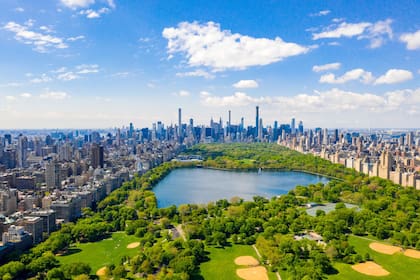 Ciudades como Nueva York y San José (California) exigen salarios que superan los US$158 mil para una sola persona