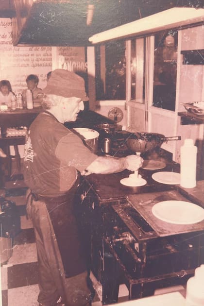 Ciuffardi preparando sus famosos panqueques, en su menú llegó a tener más de 600 variedades