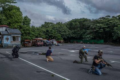 Civiles en un simulacro de batalla durante un taller de capacitación de médicos de combate en Taipei, Taiwán, el 28 de mayo de 2022. La obstinada resistencia de Ucrania a la invasión y la ayuda que ha recibido como resultado han inspirado a Taiwán y le han hecho repensar su propia estrategia militar. (Lam Yik Fei/The New York Times)