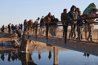 Civiles huyen a pie al tiempo que ofensiva militar siria se avecina al este de Alepo