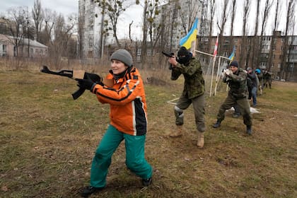 Civiles ucranianos reciben entrenamiento militar en Kiev. (AP Photo/Efrem Lukatsky, File)
