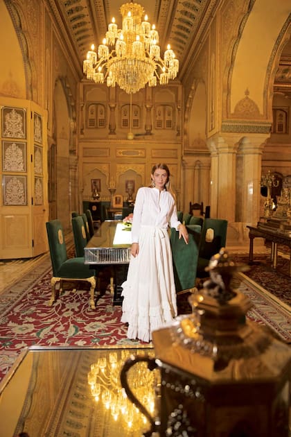Claire Deroo tiene 25 años, nació en París y vive en Jaipur, donde brilla como joyera. Es la novia del maharajá Pacho, como lo llaman los amigos, y fue la responsable del interiorismo de la suite Gudliya. En la noche de gala, lució un white total look con falda de Ralph Lauren.