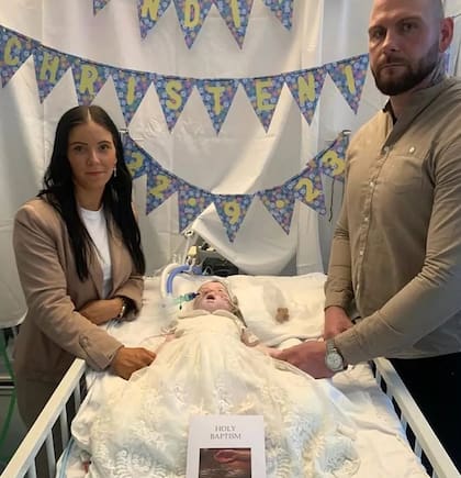 Claire Staniforth y Dean Gregory junto a su beba. (AFP)