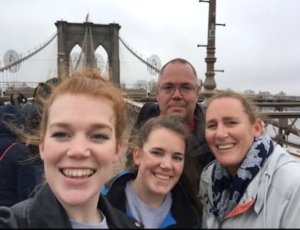 Claire, su esposo Gary y sus dos hijas Lowenna, de 27 años, y Keizha, de 25