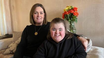 Claire tiene dos ofertas de trabajo para puestos policiales en Australia, pero teme no obtener una visa para su hija, Darcy, que tiene síndrome de Down