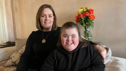 Claire tiene dos ofertas de trabajo para puestos policiales en Australia, pero teme no obtener una visa para su hija, Darcy, que tiene síndrome de Down