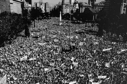 La reacción popular ante la inminencia del combate, en una marcha el 10 de abril