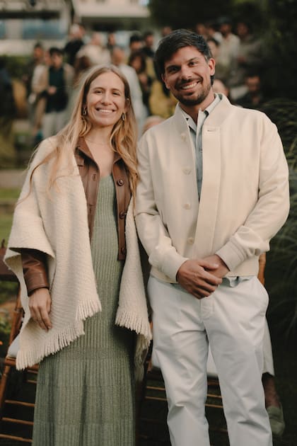 Clara Berisso Borrero, que es amiga de Angie (cursaron juntas en el colegio San Andrés),
y Juan Cruz Marini, hermano de Augusto, fueron los padrinos: “Son personas muy importantes para nosotros: por el rol que van a ocupar en la vida de Alessandro, los elegimos con mucho amor y conciencia”, contó Angie