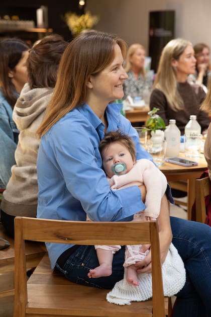 Clara Bianchetti con Adela en brazos, fruto de su matrimonio con el polista Juan Uranga.