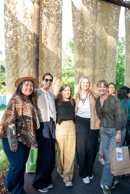 Clara Billoch con un grupo de jardineras.