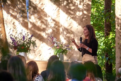 Clara Billoch, en plena charla sobre consejos para armar canteros en casa.