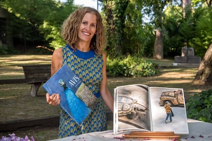 Clara de Estrada con ejemplares de su segundo fotolibro