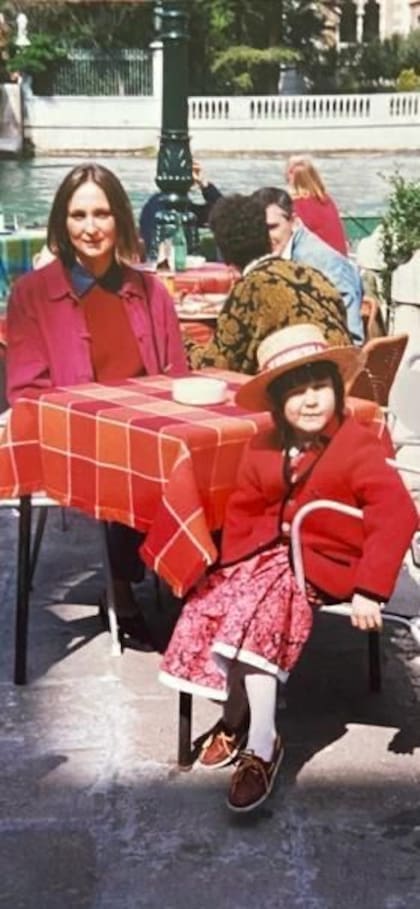 Clara de pequeña en un viaje junto a su madre, Teresa Anchorena