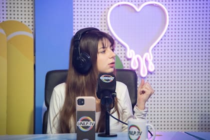 Clara estudia Comunicación Digital en la Universidad Nacional de La Plata y participa del proyecto Altavoz, una iniciativa federal de jovenes que concientizan sobre salud mental y sexual