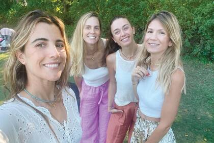 Clara Ferraiuelo junto
a Agustina Wernicke,
Ángeles Pedreira y
Rosario Oyhanarte