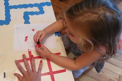 Clara Heguy había decidido no mandar a su hija al jardín antes de la suspensión de las clases; hoy pasa sus días con ella en su hogar, en Belgrano