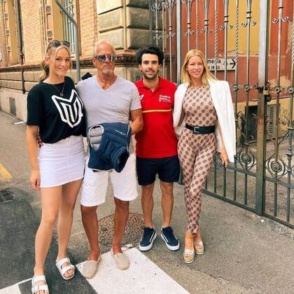 Clara, hermana de Nicole; Berndt, su papá; José Manuel Urcera y Nicole, en las calles de Imola