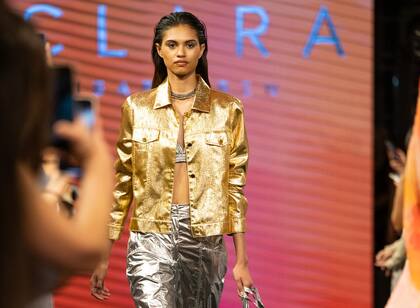 Clara Ibarguren optó por looks para la noche repletos de color y metalizados.