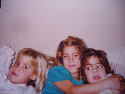 Clara junto a sus hermanas, Juana y Cecilia, en una foto familiar de cuando eran pequeñas