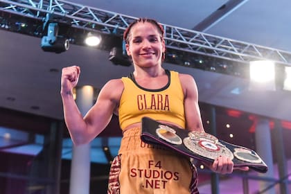 Clara Lescurat, la mejor boxeadora: a los 34 años, potenciada por la conquista del mundial Supermosca (AMB) ante la mexicana Maribel Ramírez