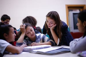 Clara Mesquida acompaña a los chicos de la escuela Roque Sáenz Peña en sus tareas escolares