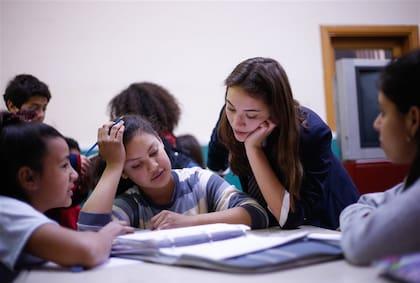 Clara Mesquida acompaña a los chicos de la escuela Roque Sáenz Peña en sus tareas escolares