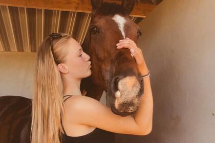 Clara muestra en redes sociales su amor por los caballos (Foto Instagram @claraaliciabacher)