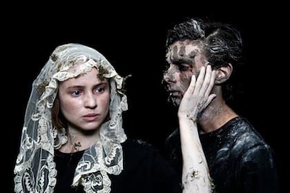 Clara Peláez y Joaquín Begino Lavalle en Nos arrancaría de este lugar para siempre, escrita y dirigida por Diego Faturos