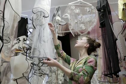 Clara Pinto en su estudio, entre el vestuario que está diseñando en colaboración con una coreógrafa para un espectáculo de danza contemporánea