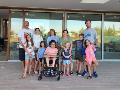 Clara posa durante unas vacaciones recientes junto a su mamá, sus hermanas, sus cuñados y sus cinco sobrinos