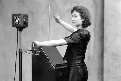 Clara Rockmore tocando el theremin en su juventud