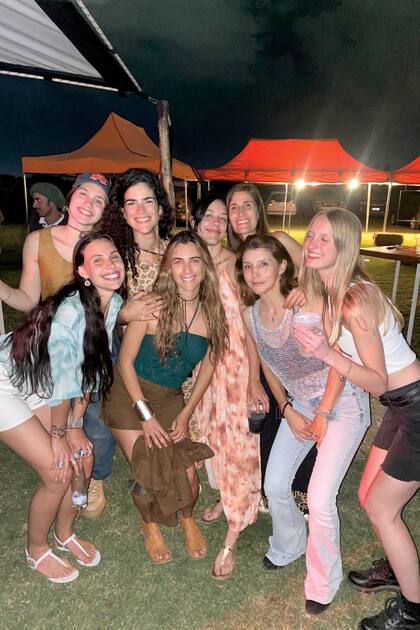 Clara rodeada
por un grupo de amigas, entre las que estaban Sabrina
Cristofano, Bea Buchinier y Paola Máquin. La noche
anterior tuvieron un asado y show criollo.