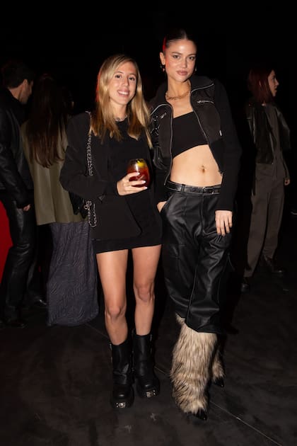 Clara Sarkany junto a la cantante Olivia Wald.