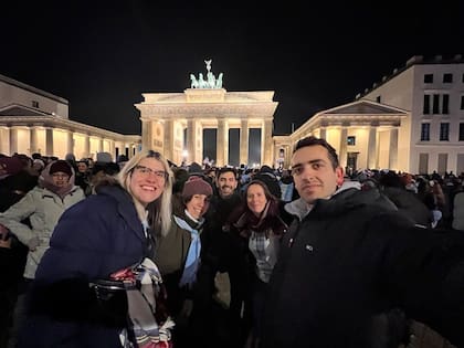 Clara y sus amigos argentinos festejando el Mundial en la puerta de Brandemburgo