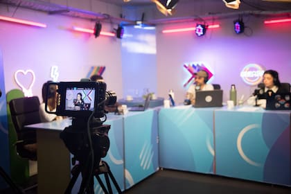 Clara y sus compañeros de programa, en pleno vivo.