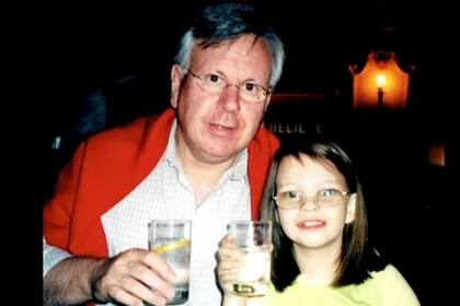 Clare junto a su padre durante su infancia