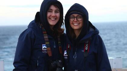 Clare y Mairi en Port Lockroy con sus cámaras.