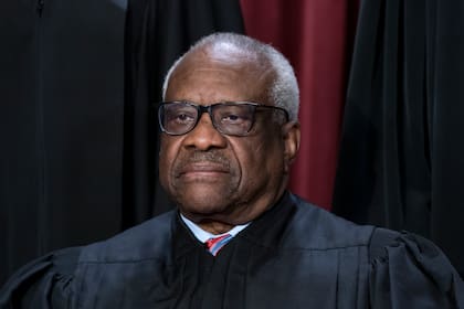 Clarence Thomas, el magistrado con más años de servicio tras asumir el 23 de octubre de 1991, aporta una trayectoria que incluye la presidencia de la Comisión de Igualdad de Oportunidades en el Empleo y su formación en la Facultad de Derecho de Yale