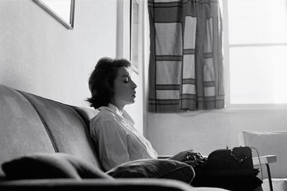 Clarice Lispector escribía en su casa, a menudo rodeada de sus hijos, absorta en una intimidad que sus textos traducían