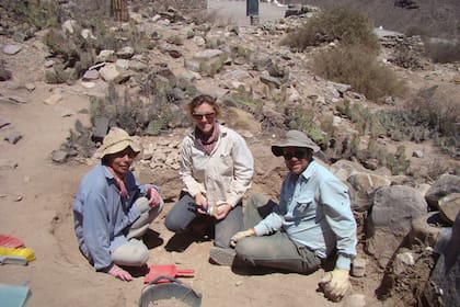 Clarisa Otero (al centro) y parte del grupo que excavó y estudió los restos hallados 30 cm por debajo de la superficie en un asentamiento incaico.