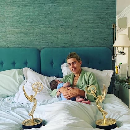 Clarissa Ward en su habitación, con uno de sus dos hijos en brazos, con dos de los siete premios Emmy que ganó a lo largo de su carrera.