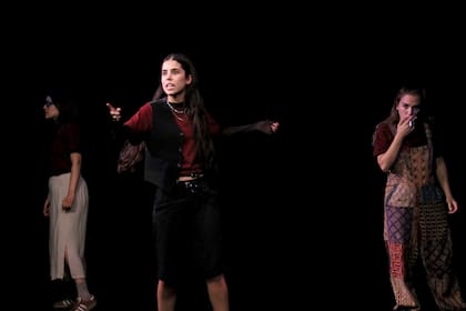 Clarita creó su propia compañía de teatro -REacting Theater- junto a dos colegas latinas: “En Argentina es posible hacerlo, pero creo que la energía artística que hay acá te hace probar sin tanto miedo y lanzarte a nuevas experiencias”, observa.