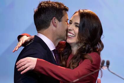 Clarke Gayford con su pareja, la primera ministra de Nueva Zelanda, Jacinda Ardern, durante el evento de la noche de las elecciones del Partido Laborista de Nueva Zelanda en Auckland, en 2020