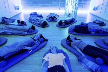 Clase de “descanso profundo” en un estudio de meditación de Chelsea, Manhattan